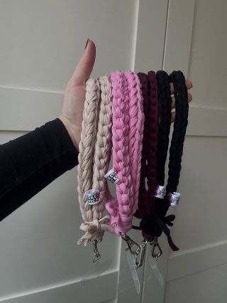 Šňůry, vaše nejoblíbenější🌝🩷 A bude jich dost i 14. prosince na ✨vánočním marketu✨ v @caffino_and_store, tak si pro...